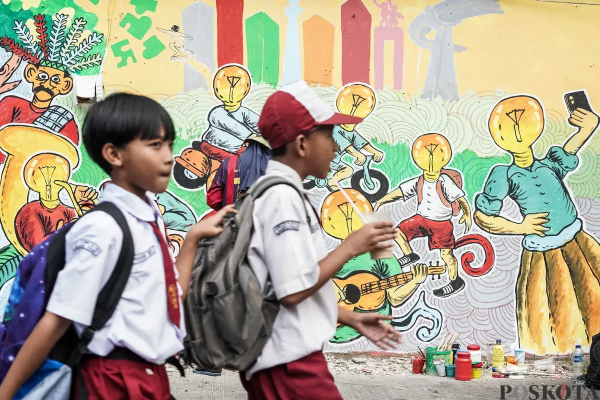 Pelukis mural atau muralis menyelesaikan karyanya di kawasan Kalipasir, Cikini, Jakarta, Kamis, 24 Juli 2025. (Sumber: Poskota/Bilal Nugraha Ginanjar)