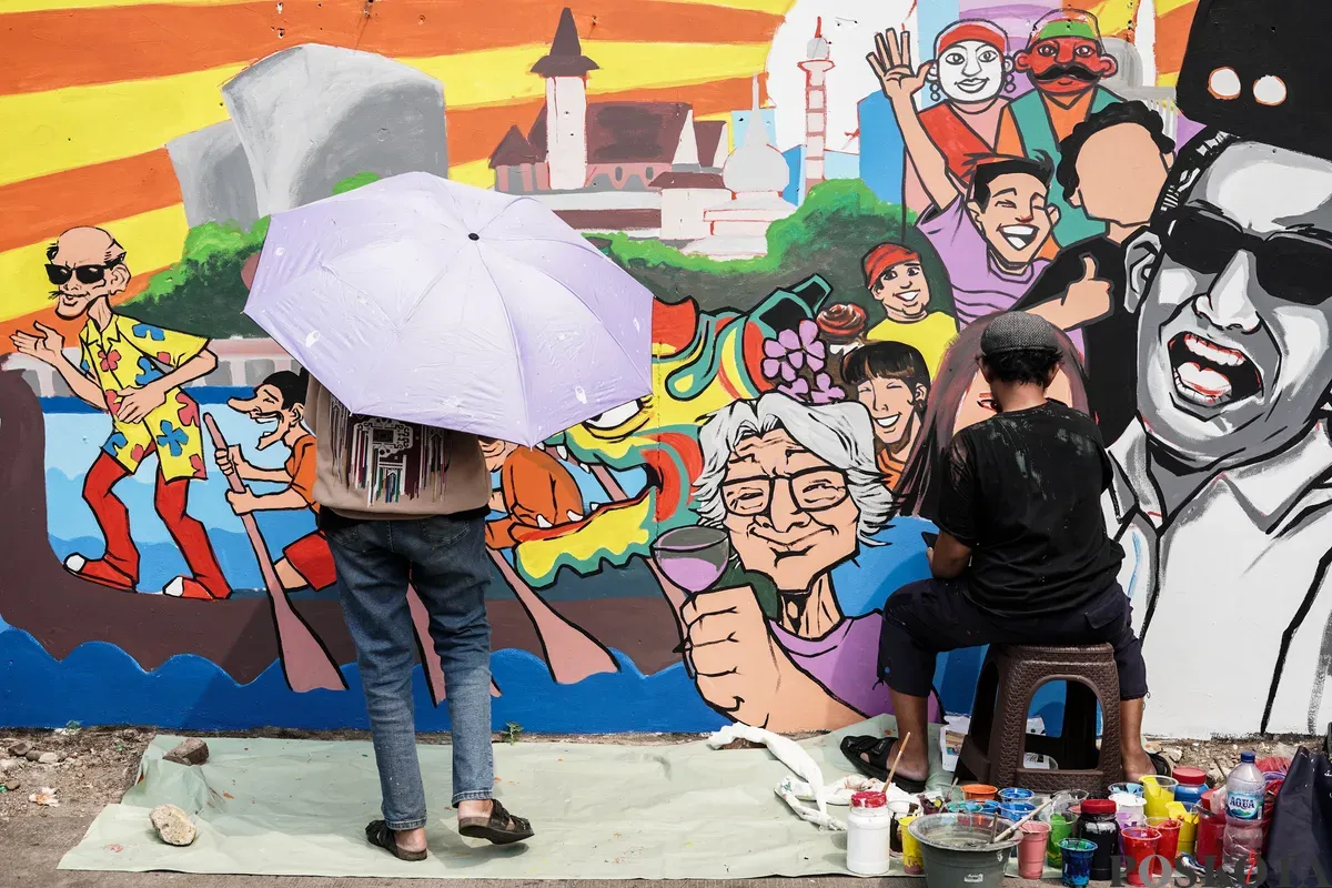 Pelukis mural atau muralis menyelesaikan karyanya di kawasan Kalipasir, Cikini, Jakarta, Kamis, 24 Juli 2025. (Sumber: Poskota/Bilal Nugraha Ginanjar)