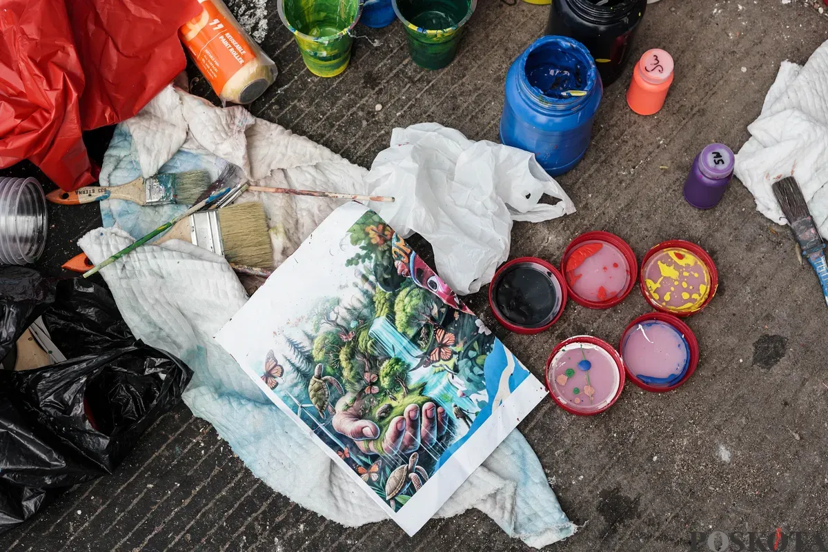 Pelukis mural atau muralis menyelesaikan karyanya di kawasan Kalipasir, Cikini, Jakarta, Kamis, 24 Juli 2025. (Sumber: Poskota/Bilal Nugraha Ginanjar)