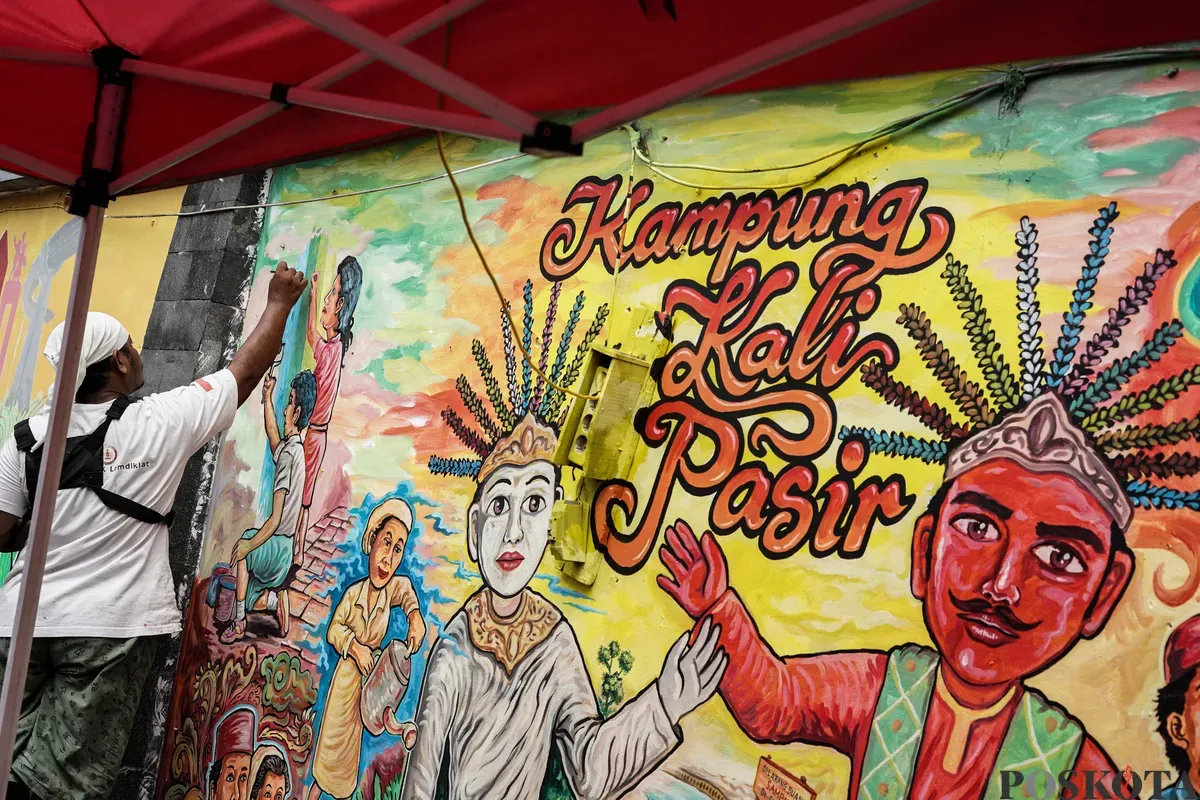 Pelukis mural atau muralis menyelesaikan karyanya di kawasan Kalipasir, Cikini, Jakarta, Kamis, 24 Juli 2025. (Sumber: Poskota/Bilal Nugraha Ginanjar)