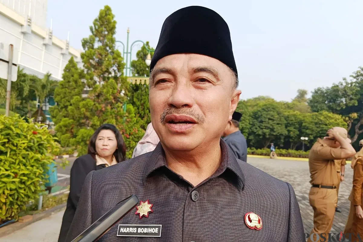 Wakil Wali Kota Bekasi, Abdul Harris Bobihoe memastikan operasi pasar murah di 12 Kecamatan Kota Bekasi, Senin, 28 Juli 2025. (Sumber: Poskota/Nurpini Aulia Rapika)