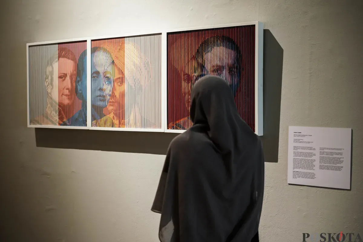 Pengunjung mengamati karya pada pameran Pameran NYALA: 200 Tahun Perang Diponegoro, di Galeri Nasiona Indonesia, Jakarta, Rabu, 23 Juli 2025. (Sumber: Poskota/Bilal Nugraha Ginanjar)