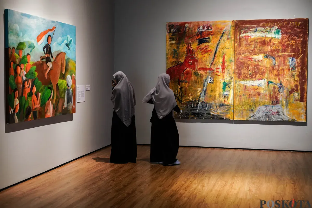 Pengunjung mengamati karya pada pameran Pameran NYALA: 200 Tahun Perang Diponegoro, di Galeri Nasiona Indonesia, Jakarta, Rabu, 23 Juli 2025. (Sumber: Poskota/Bilal Nugraha Ginanjar)