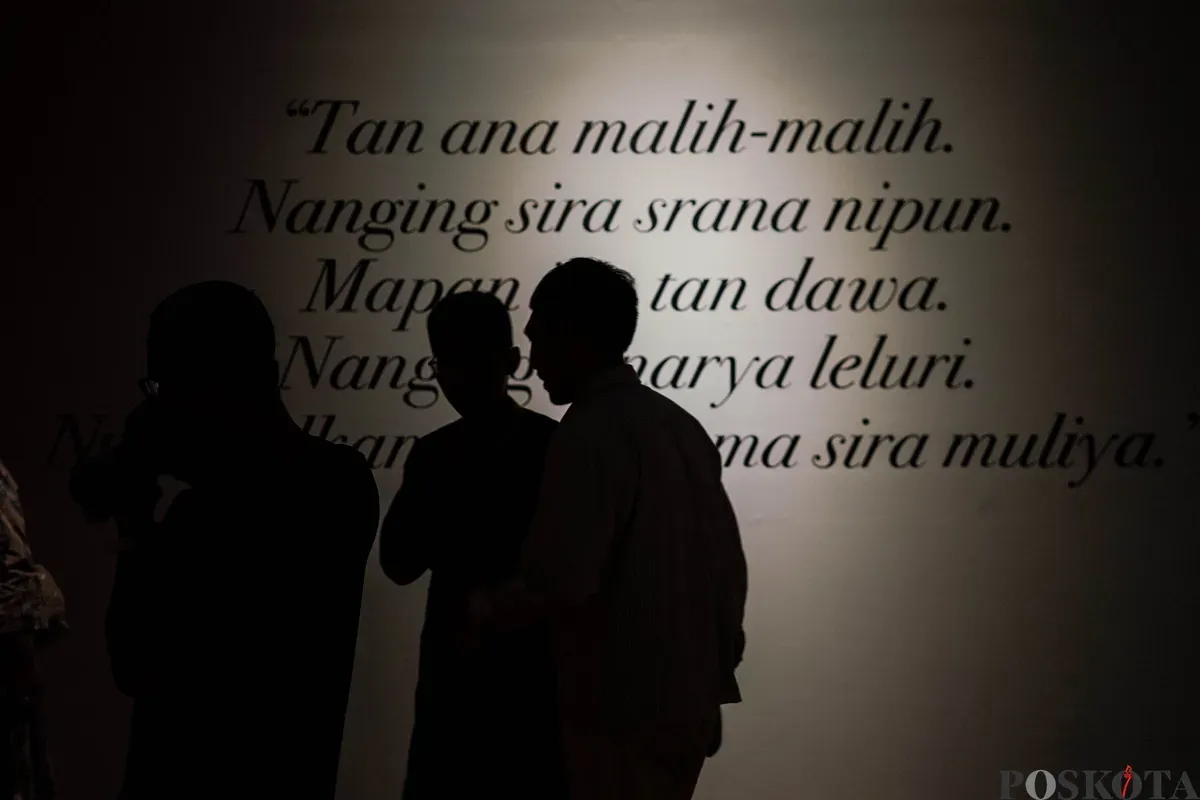 Pengunjung mengamati karya pada pameran Pameran NYALA: 200 Tahun Perang Diponegoro, di Galeri Nasiona Indonesia, Jakarta, Rabu, 23 Juli 2025. (Sumber: Poskota/Bilal Nugraha Ginanjar)