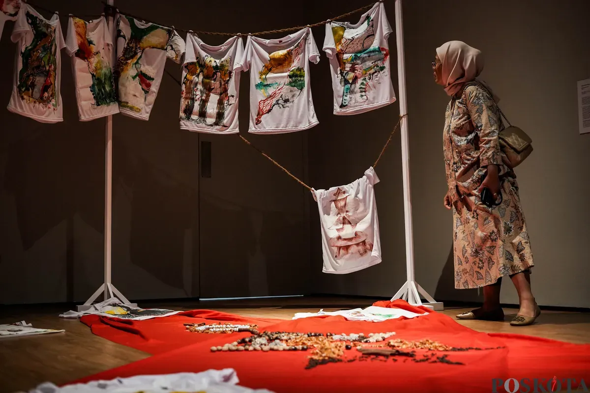 Pengunjung mengamati karya pada pameran Pameran NYALA: 200 Tahun Perang Diponegoro, di Galeri Nasiona Indonesia, Jakarta, Rabu, 23 Juli 2025. (Sumber: Poskota/Bilal Nugraha Ginanjar)