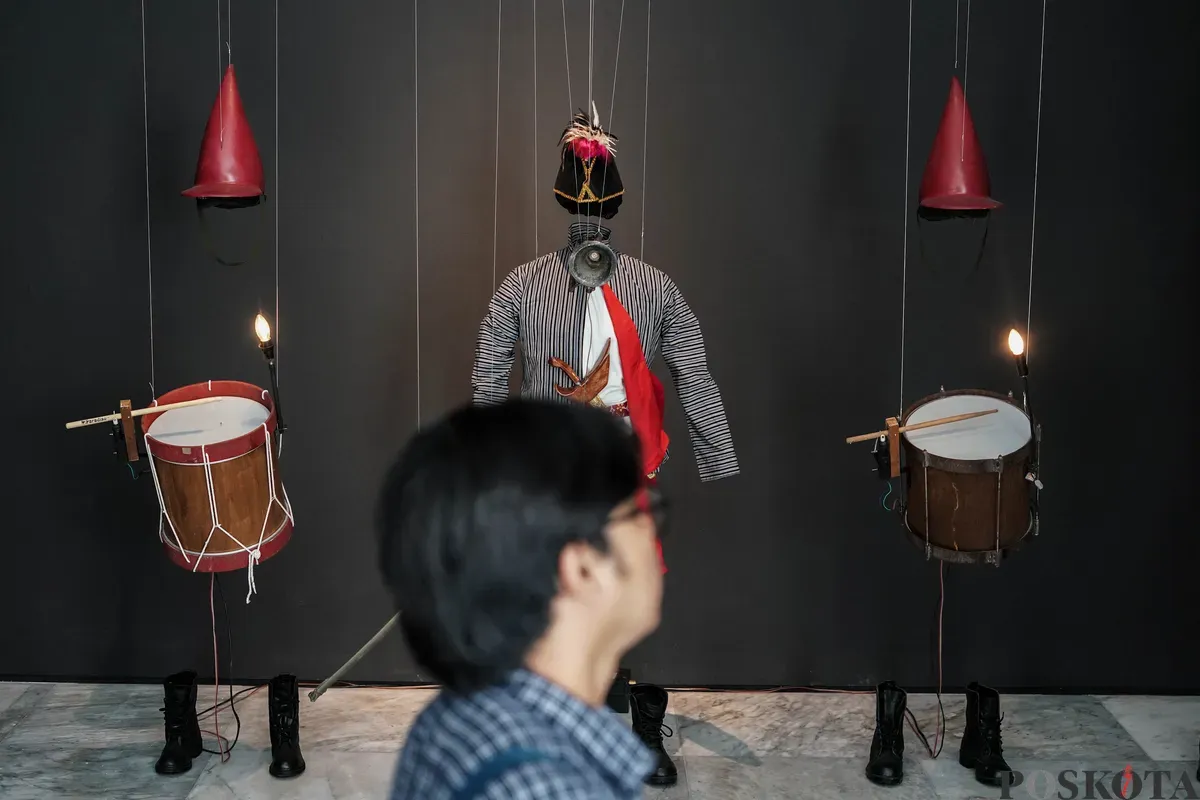 Pengunjung mengamati karya pada pameran Pameran NYALA: 200 Tahun Perang Diponegoro, di Galeri Nasiona Indonesia, Jakarta, Rabu, 23 Juli 2025. (Sumber: Poskota/Bilal Nugraha Ginanjar)