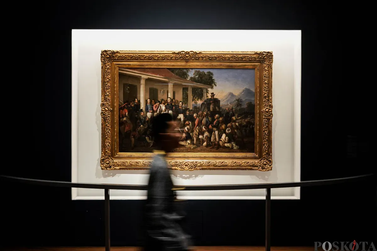 Pengunjung mengamati karya pada pameran Pameran NYALA: 200 Tahun Perang Diponegoro, di Galeri Nasiona Indonesia, Jakarta, Rabu, 23 Juli 2025. (Sumber: Poskota/Bilal Nugraha Ginanjar)