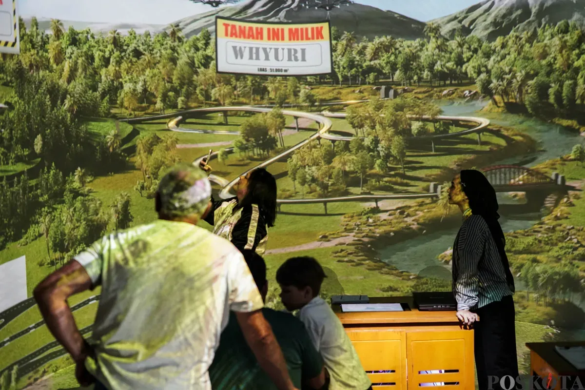 Pengunjung mengamati karya pada pameran Pameran NYALA: 200 Tahun Perang Diponegoro, di Galeri Nasiona Indonesia, Jakarta, Rabu, 23 Juli 2025. (Sumber: Poskota/Bilal Nugraha Ginanjar)