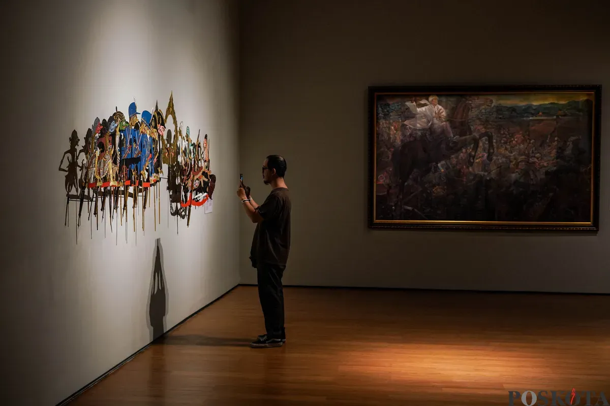 Pengunjung mengamati karya pada pameran Pameran NYALA: 200 Tahun Perang Diponegoro, di Galeri Nasiona Indonesia, Jakarta, Rabu, 23 Juli 2025. (Sumber: Poskota/Bilal Nugraha Ginanjar)
