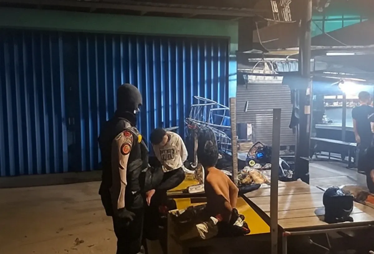 Tim Patroli Perintis Presisi Sat Samapta Polres Metro Jakarta Pusat menangkap tiga pemuda yang diduga akan melakukan aksi tawuran. (Sumber: Polres Metro Jakarta Pusat)