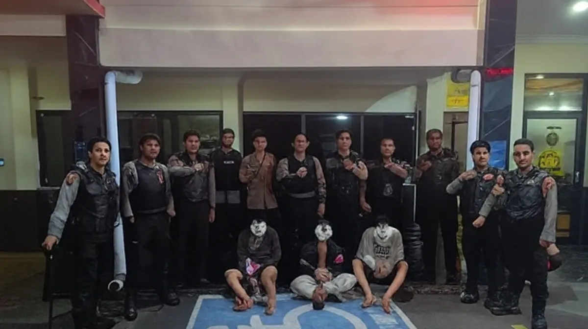 Tim Patroli Perintis Presisi Sat Samapta Polres Metro Jakarta Pusat menangkap tiga pemuda yang diduga akan melakukan aksi tawuran, di Jalan Kalibaru Timur, Jakarta Pusat, Senin 28 Juli 2025 dini hari. (Sumber: Polres Metro Jakarta Pusat)