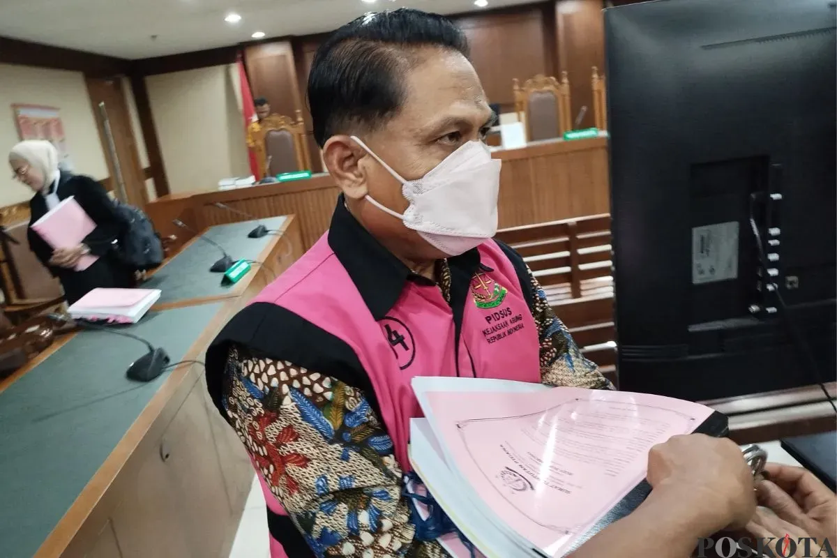 Mantan Ketua PN Surabaya, Rudi Suparmono seusai sidang di PN Tipikor Jakarta Pusat, Senin, 28 Juli 2025. (Sumber: Poskota/Ramot Sormin)