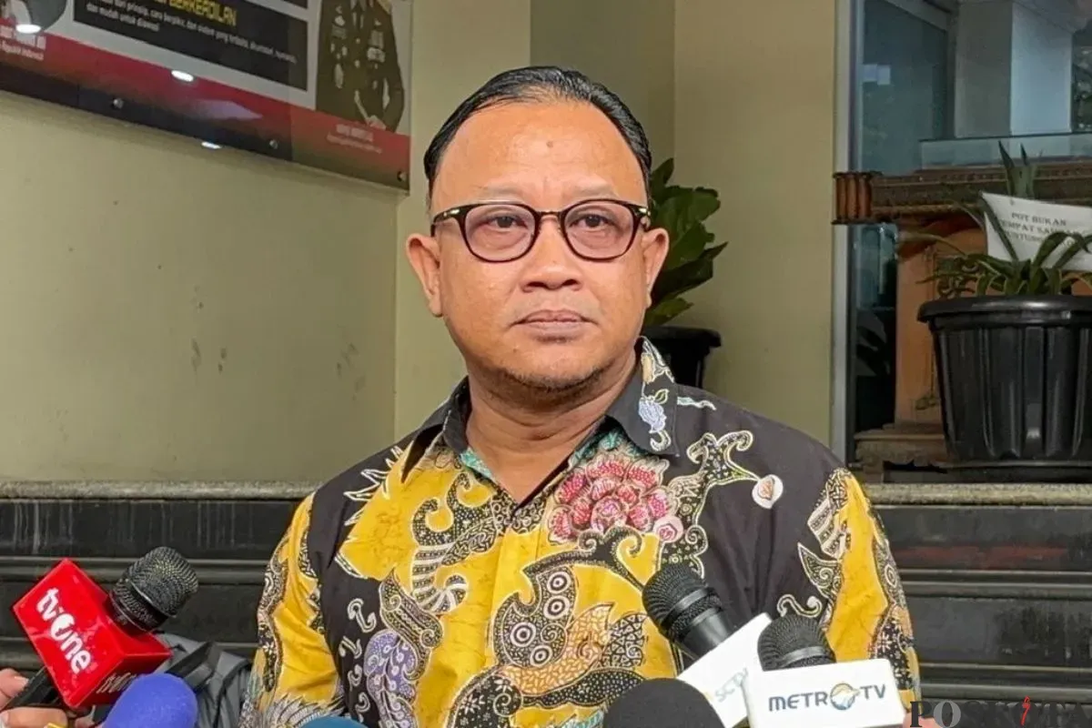 Komisioner Komisi Kepolisian Nasional (Kompolnas), Mohammad Choirul Anam di Mapolda Metro Jaya, Senin, 28 Juli 2025. (Sumber: Poskota/Ali Mansur)