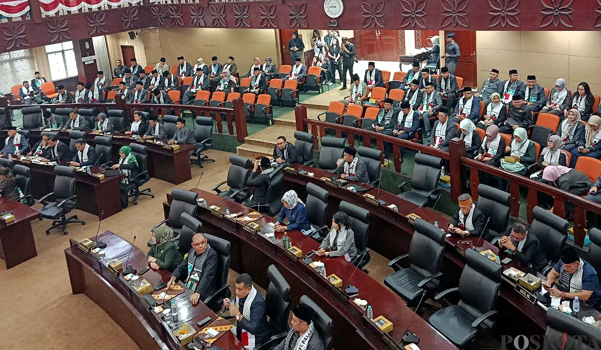 DPRD Kota Bekasi melalui Pansus 4 menggelar rapat pembahasan Raperda tentang RPJMD Kota Bekasi Tahun 2025-2029, pada Senin, 28 Juli 2025. (Sumber: POSKOTA | Foto: Nurpini Aulia Rapika)