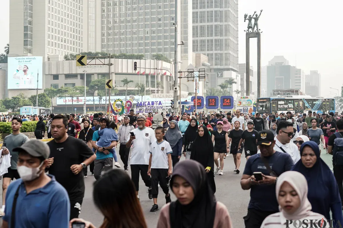 Warga berolahraga saat hari bebas kendaraan bermotor (HBKB) di kawasan Jalan Jenderal Sudirman, Jakarta, Minggu, 27 Juli 2025. (Sumber: Poskota/Bilal Nugraha Ginanjar)