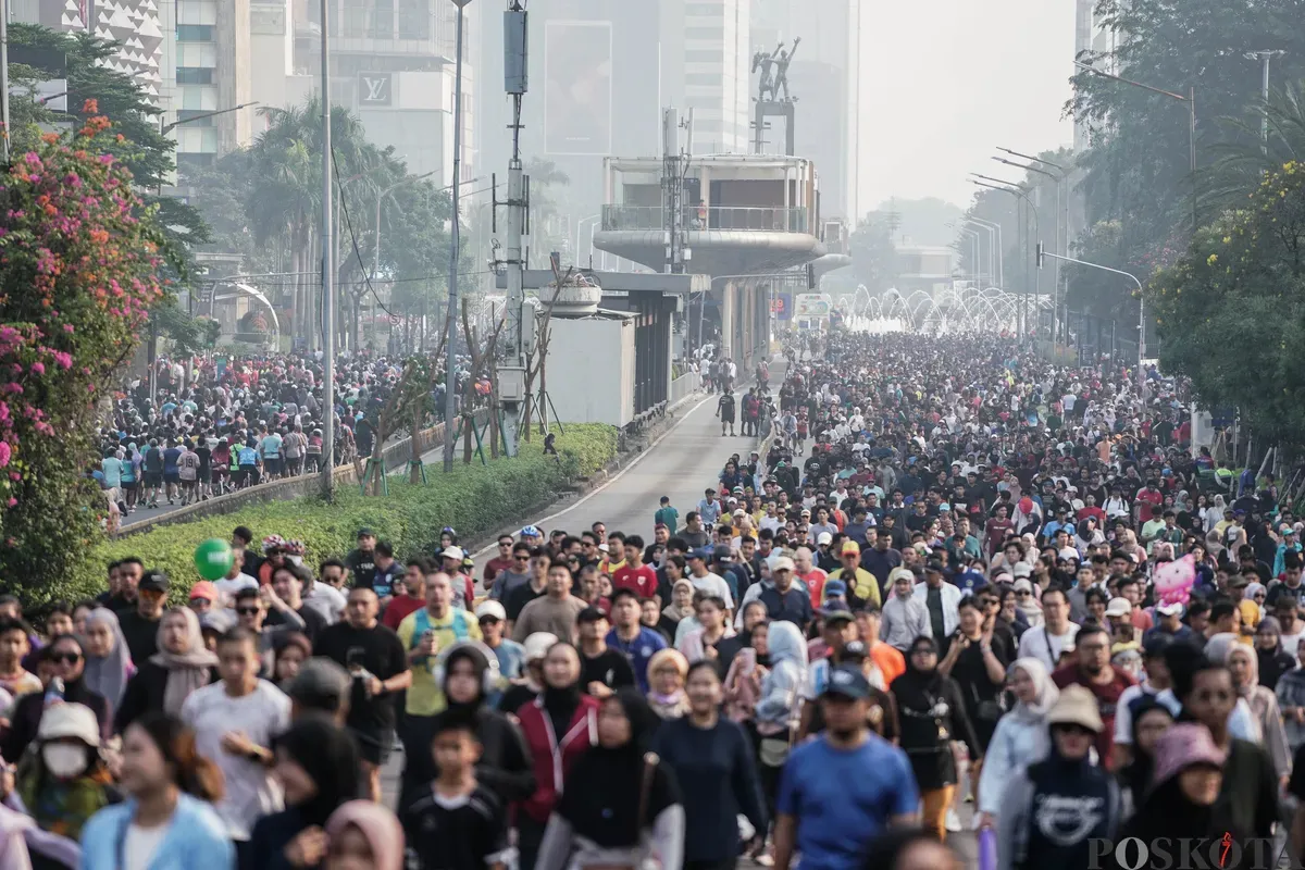 Warga berolahraga saat hari bebas kendaraan bermotor (HBKB) di kawasan Jalan Jenderal Sudirman, Jakarta, Minggu, 27 Juli 2025. (Sumber: Poskota/Bilal Nugraha Ginanjar)