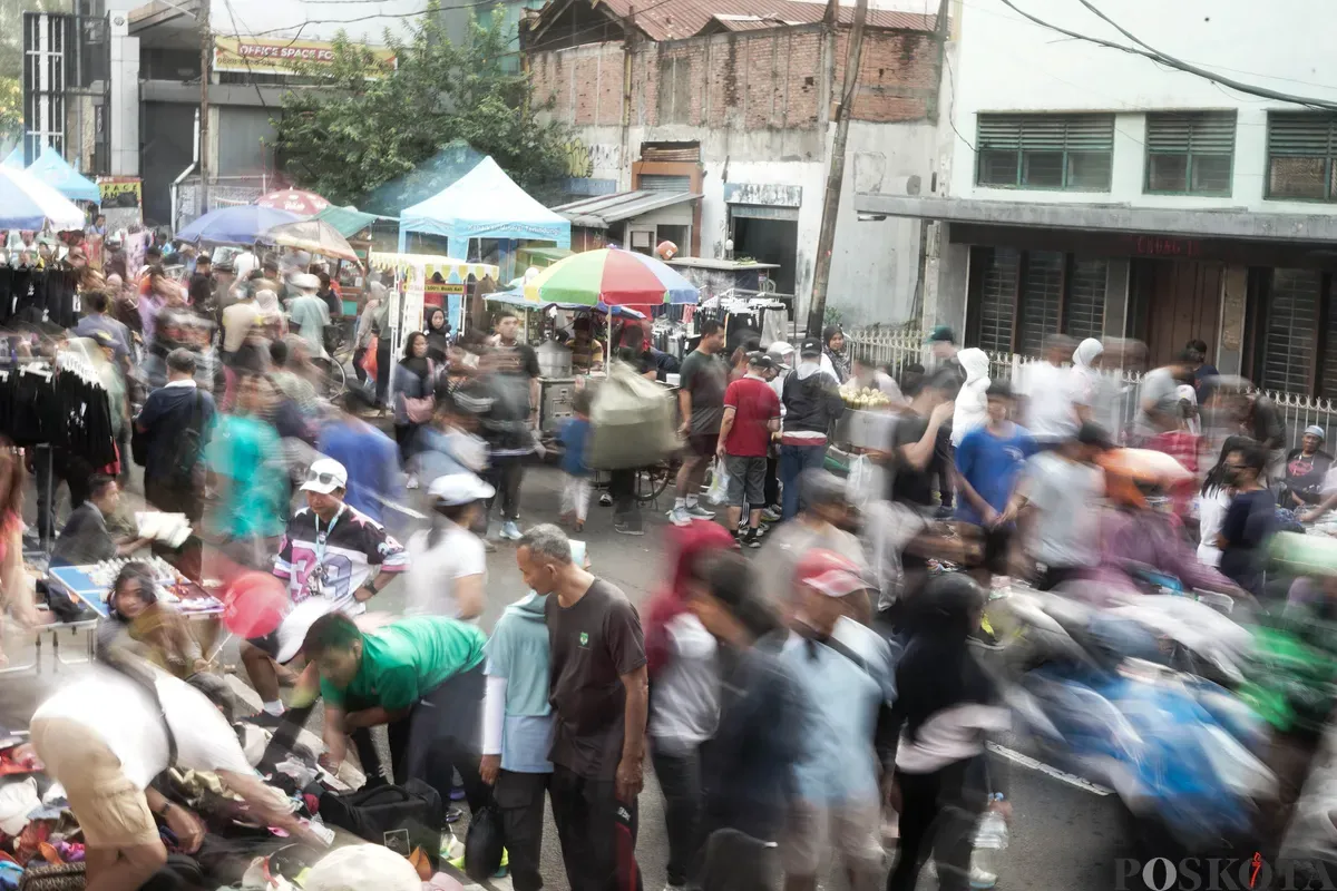 Warga berolahraga saat hari bebas kendaraan bermotor (HBKB) di kawasan Jalan Jenderal Sudirman, Jakarta, Minggu, 27 Juli 2025. (Sumber: Poskota/Bilal Nugraha Ginanjar)