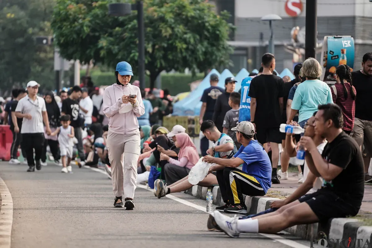 Warga berolahraga saat hari bebas kendaraan bermotor (HBKB) di kawasan Jalan Jenderal Sudirman, Jakarta, Minggu, 27 Juli 2025. (Sumber: Poskota/Bilal Nugraha Ginanjar)