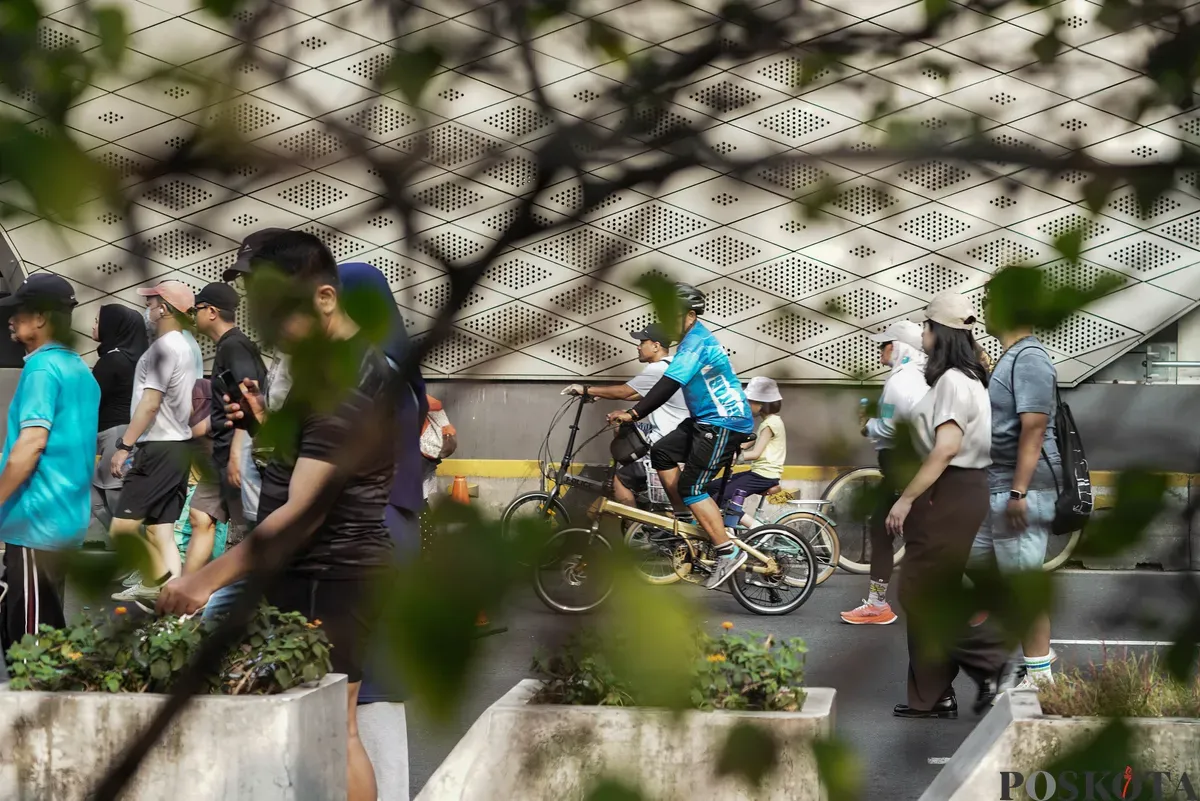 Warga berolahraga saat hari bebas kendaraan bermotor (HBKB) di kawasan Jalan Jenderal Sudirman, Jakarta, Minggu, 27 Juli 2025. (Sumber: Poskota/Bilal Nugraha Ginanjar)
