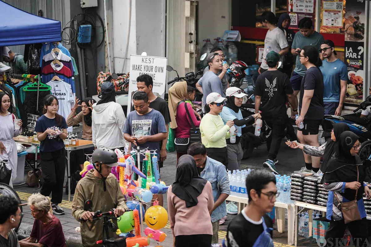 Warga berolahraga saat hari bebas kendaraan bermotor (HBKB) di kawasan Jalan Jenderal Sudirman, Jakarta, Minggu, 27 Juli 2025. (Sumber: Poskota/Bilal Nugraha Ginanjar)