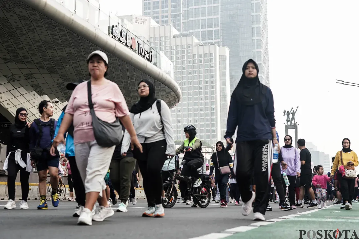 Warga berolahraga saat hari bebas kendaraan bermotor (HBKB) di kawasan Jalan Jenderal Sudirman, Jakarta, Minggu, 27 Juli 2025. (Sumber: Poskota/Bilal Nugraha Ginanjar)