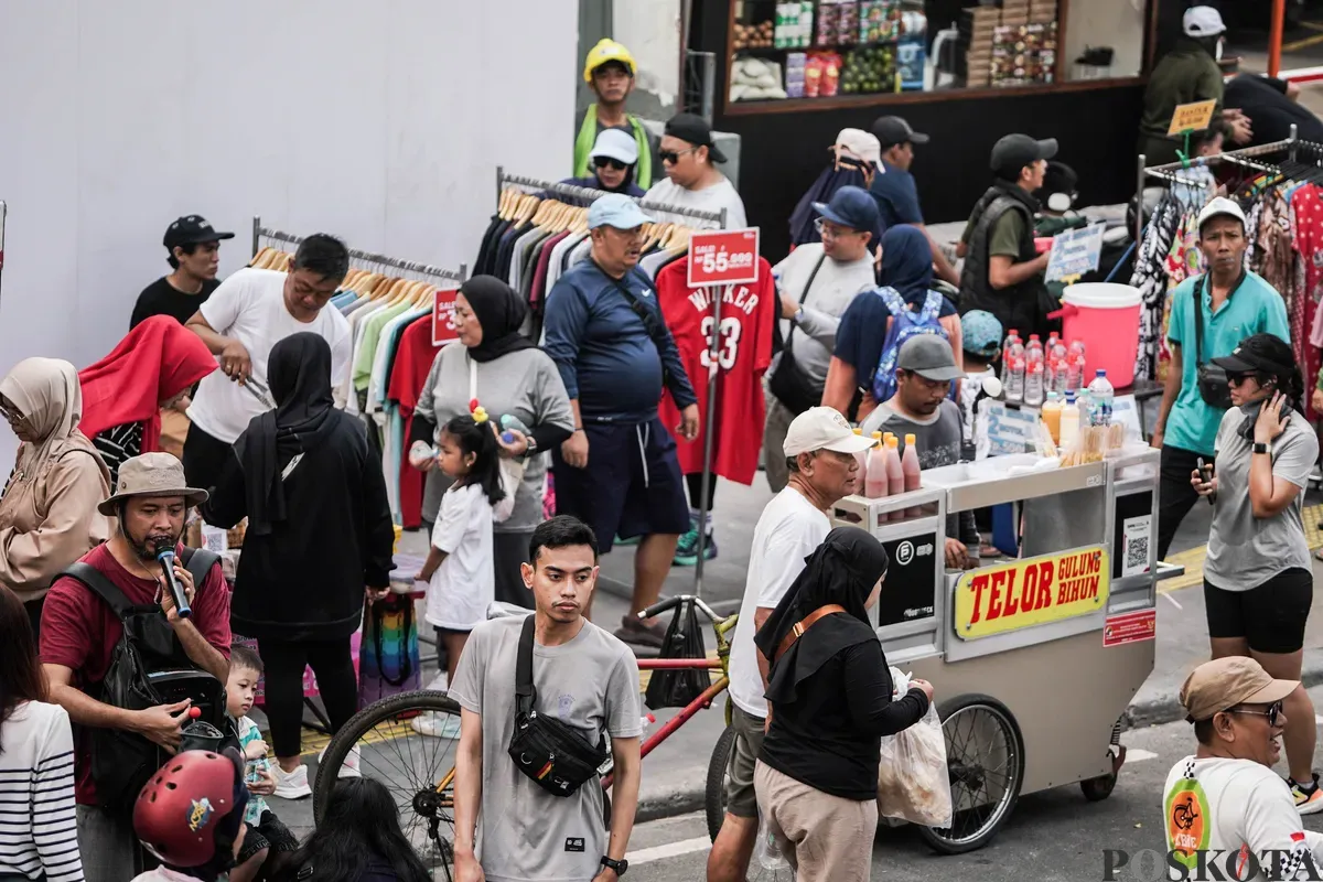 Warga berolahraga saat hari bebas kendaraan bermotor (HBKB) di kawasan Jalan Jenderal Sudirman, Jakarta, Minggu, 27 Juli 2025. (Sumber: Poskota/Bilal Nugraha Ginanjar)