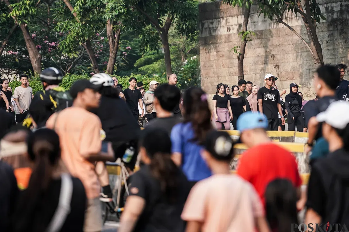 Warga berolahraga saat hari bebas kendaraan bermotor (HBKB) di kawasan Jalan Jenderal Sudirman, Jakarta, Minggu, 27 Juli 2025. (Sumber: Poskota/Bilal Nugraha Ginanjar)