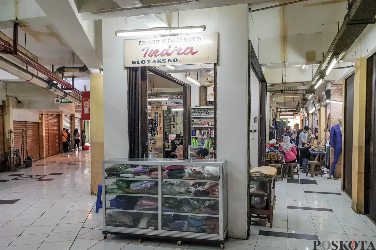 Warga beraktifitas di Pasar Kramat Jati, Jakarta Timur, Kamis, 24 Juli 2025. (Sumber: Poskota/Bilal Nugraha Ginanjar)