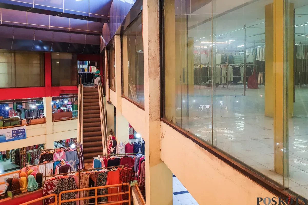 Warga beraktifitas di Pasar Kramat Jati, Jakarta Timur, Kamis, 24 Juli 2025. (Sumber: Poskota/Bilal Nugraha Ginanjar)