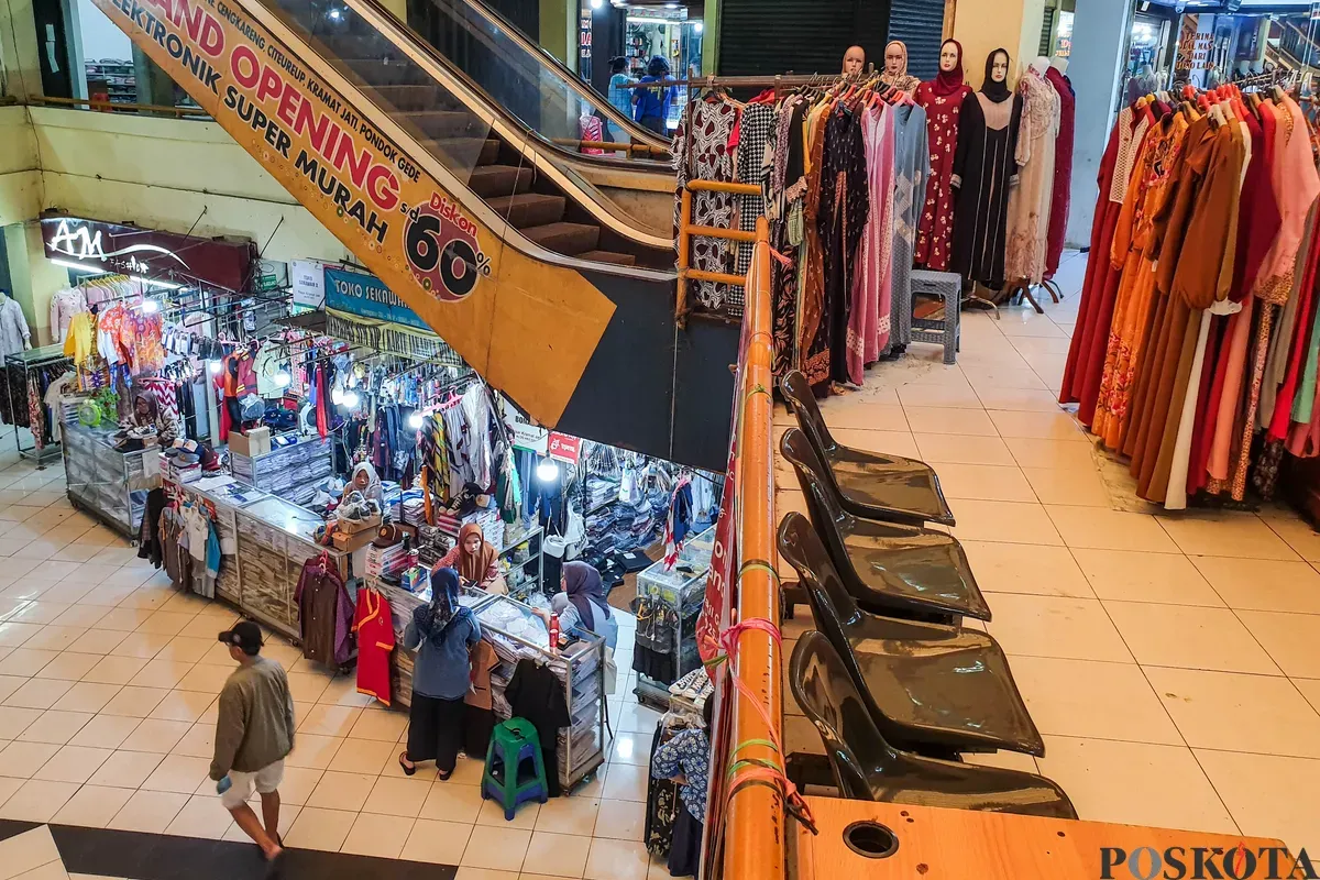 Warga beraktifitas di Pasar Kramat Jati, Jakarta Timur, Kamis, 24 Juli 2025. (Sumber: Poskota/Bilal Nugraha Ginanjar)