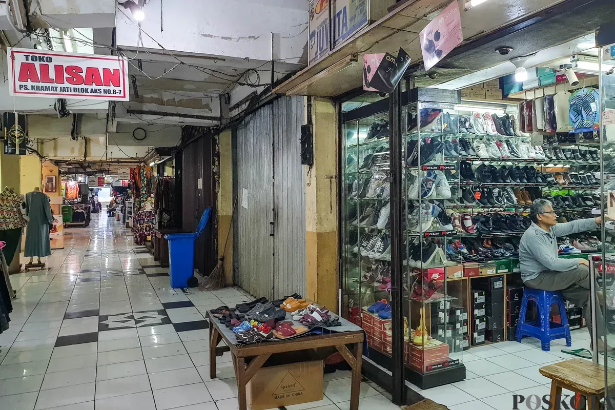 Warga beraktifitas di Pasar Kramat Jati, Jakarta Timur, Kamis, 24 Juli 2025. (Sumber: Poskota/Bilal Nugraha Ginanjar)