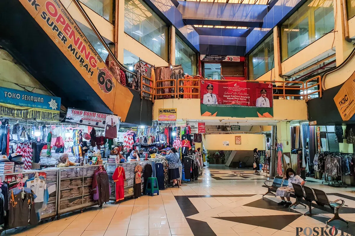 Warga beraktifitas di Pasar Kramat Jati, Jakarta Timur, Kamis, 24 Juli 2025. (Sumber: Poskota/Bilal Nugraha Ginanjar)