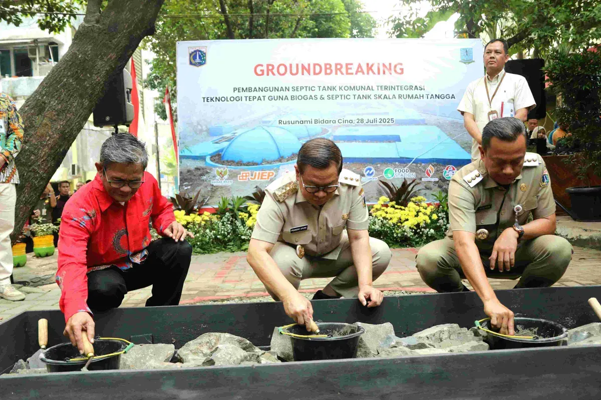 Gubernur Pramono Anung saat groundbreaking septic tank komunal terintegrasi teknologi tepat guna biogas dan septic tank skala rumah tangga di Rusumami Bidara Cina, Jakarta Timur, Senin, 28 Juli 2025. (Sumber: Kominfotik)