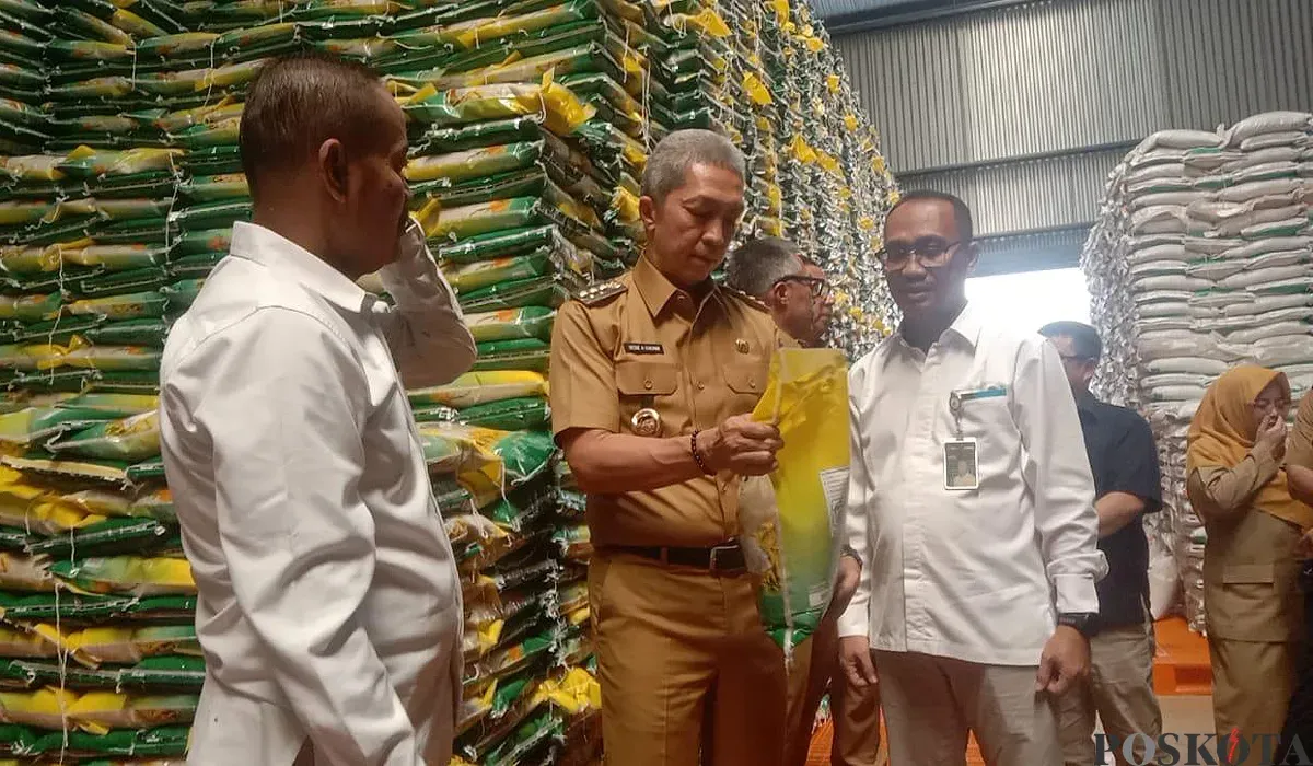 Wali Kota Bogor, Dedie A Rachim, mengecek stok beras di gudang Bulog Kota Bogor pada Senin, 28 Juli 2025. (Sumber: POSKOTA | Foto: Sekar Putri Andini)
