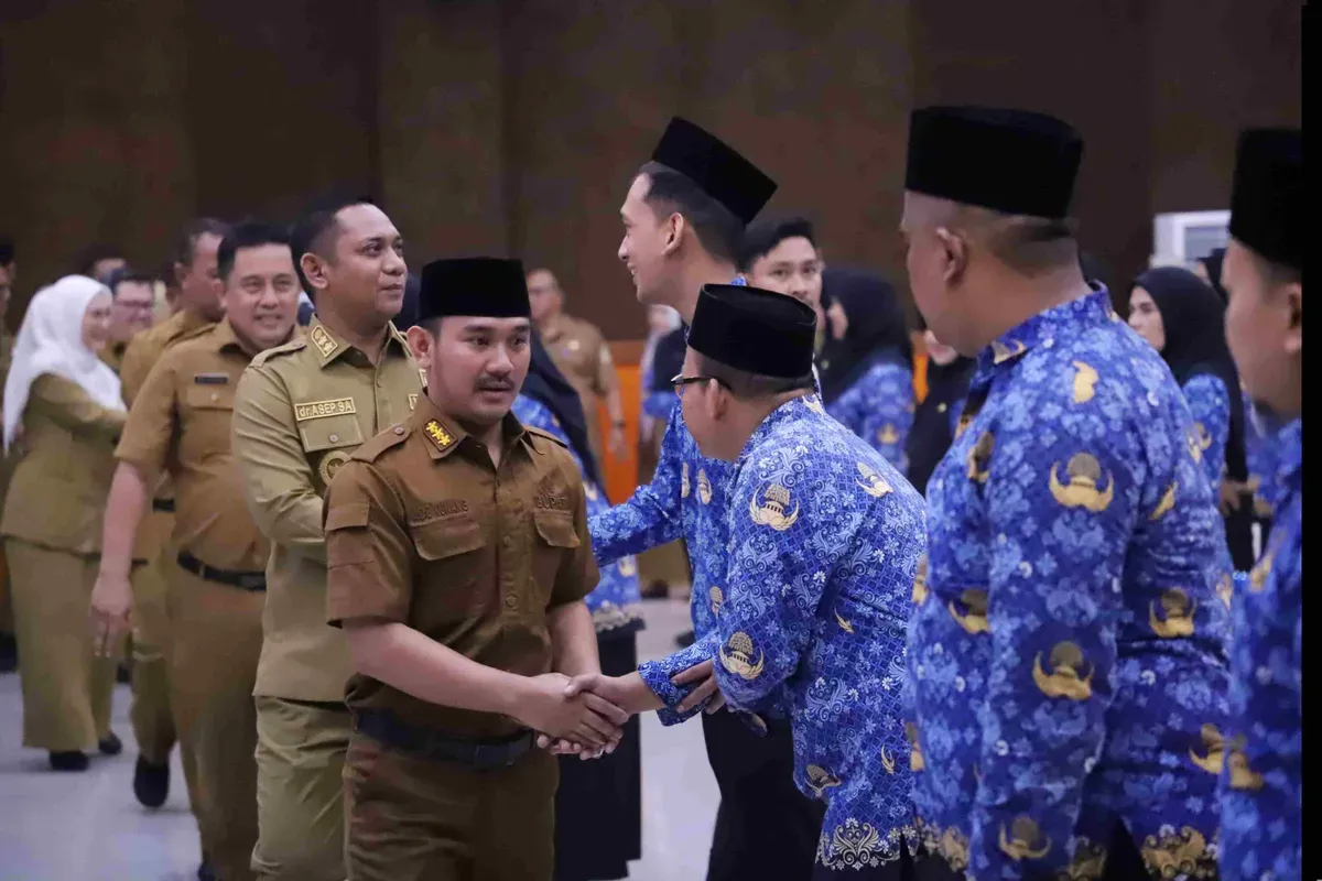 Bupati Bekasi Ade Kuswara Kunang melantik sejumlah 56 jabatan fungsional di lingkungan Pemkab. Bekasi, dihadiri Wakil Bupati Bekasi Asep Surya Atmaja. Bertempat di Aula KH. Noer Ali, Gedung Bupati, Cikarang Pusat, Bekasi (Sumber: Dok. Pemkab Bekasi)