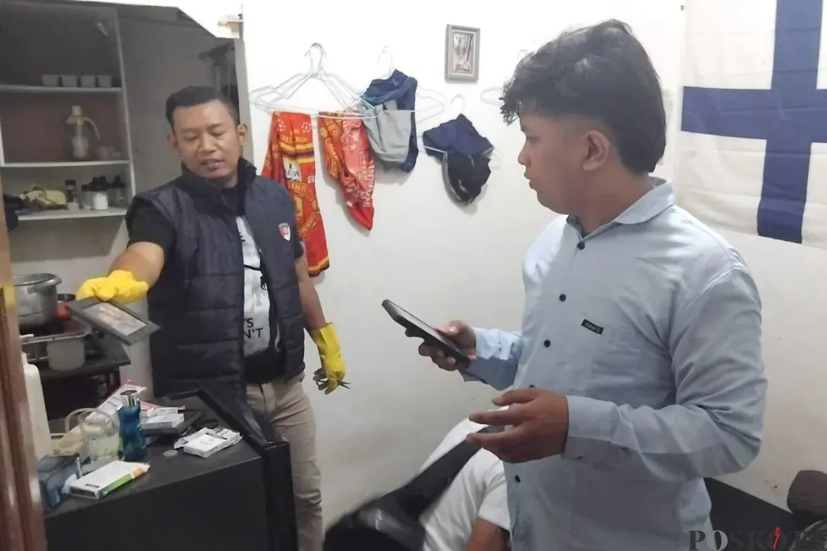 Proses olah TKP pemuda yang ditemukan tewas gantung diri di Bekasi Jaya, Bekasi Selatan, Kota Bekasi, Selasa, 29 Juli 2025. (Sumber: Poskota/Nurpini Aulia Rapika)