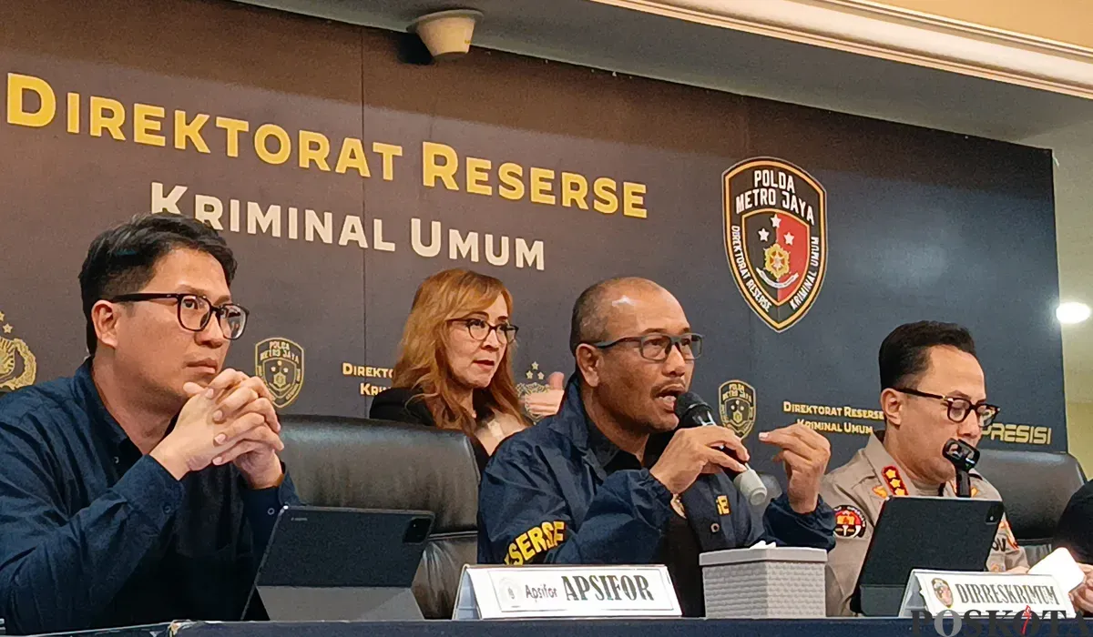 Ditreskrimum Polda Metro Jaya, Kombes Wira Satya (tengah) saat konferensi pers pengungkapan kasus kematian diplomat muda Kemlu, Arya Daru Pangayunan di Polda Metro Jaya, Selasa, 29 Juli 2025. (Sumber: POSKOTA | Foto: Ali Mansur)