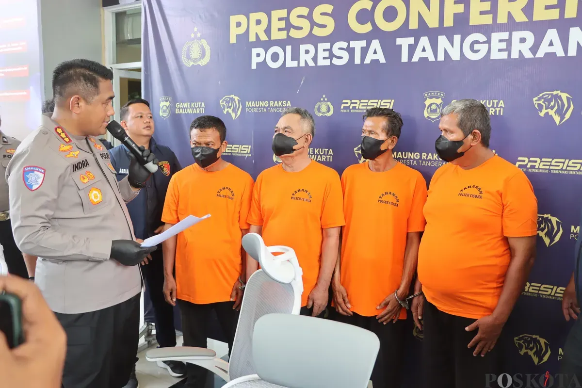 Kapolresta Tangerang, Kombes Pol Andi Muhammad Indra Waspada saat bertanya kepada empat tersangka opang di Mapolres Tangerang, Selasa, 29 Juli 2025. (Sumber: Poskota/Veronica Prasetio)