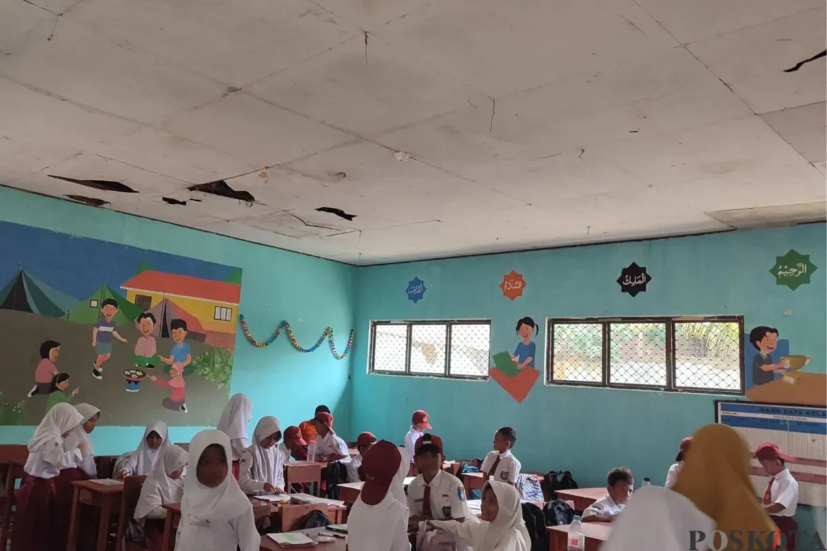 Puluhan siswa SDN Cigondang 2 di Kecamatan Labuan, Kabupaten Pandeglang, terlihat rusak, Selasa, 29 Juli 2025. (Sumber: Poskota/Samsul Fatoni)