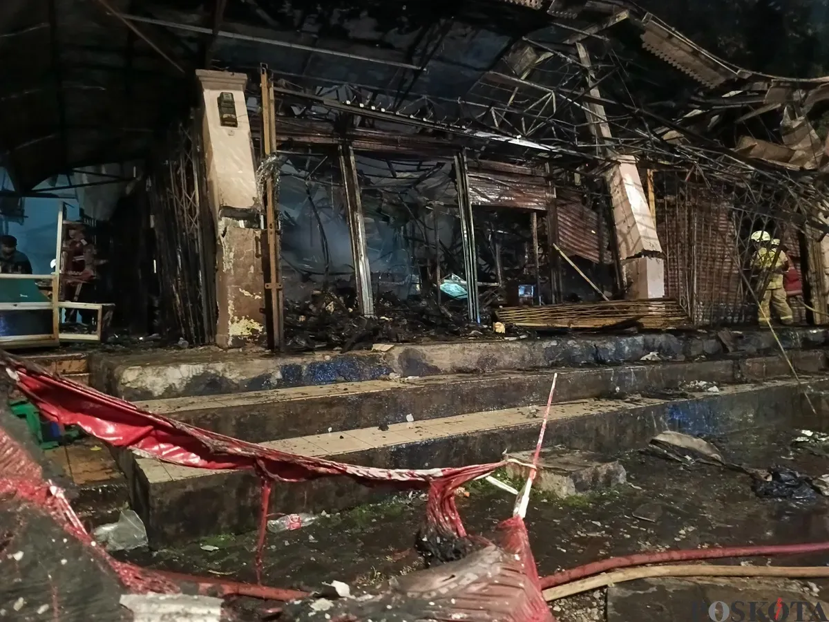 Bangunan Pasar Taman Puring, Jakarta Selatan hangus terbakar Senin, 28 Juli 2025. (Sumber: POSKOTA | Foto: Ali Mansur)