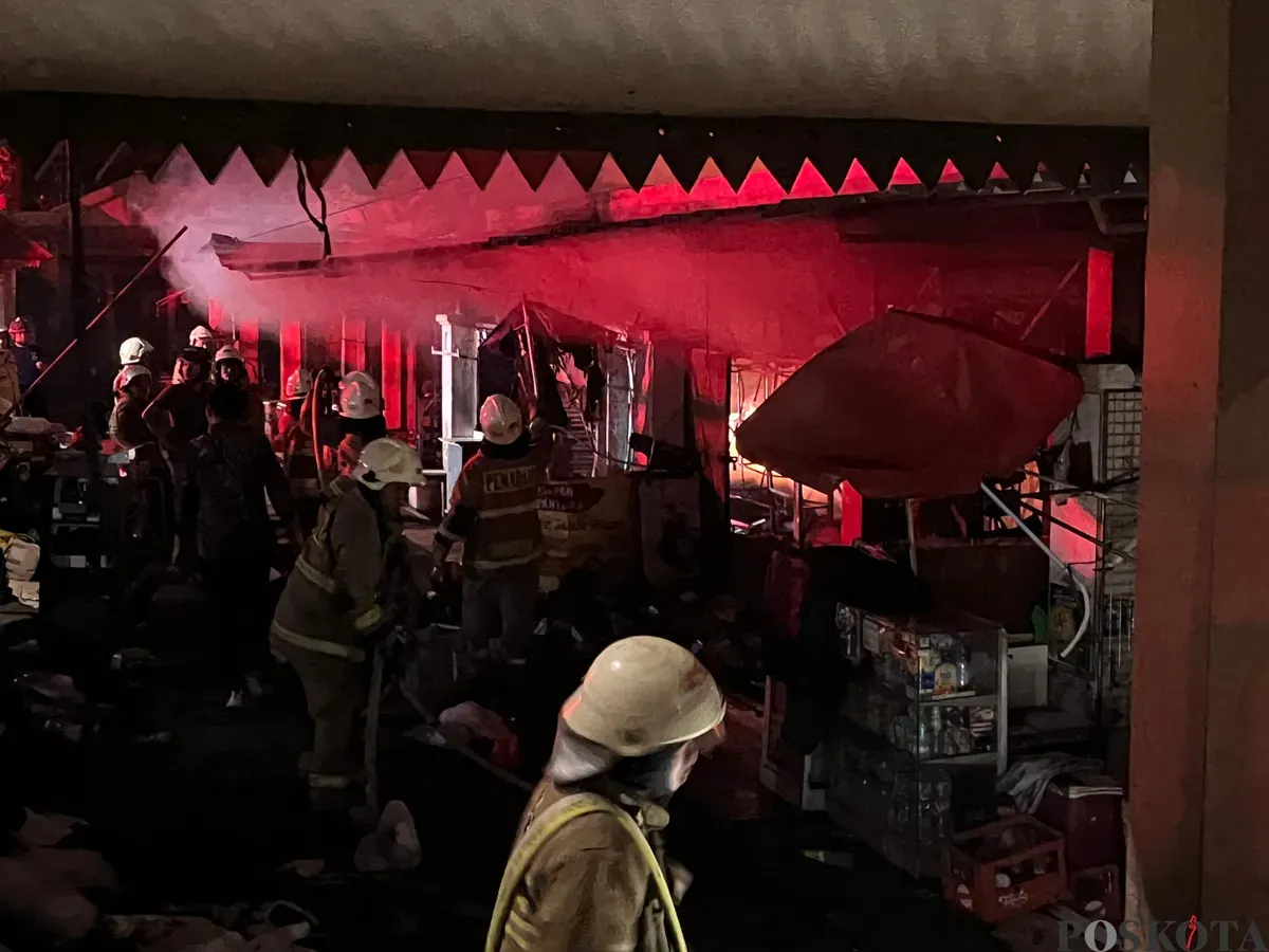 Kebakaran Pasar Taman Puring, Kebayoran Baru, Jakarta Selatan, pada Senin, 28 Juli 2025 malam. (Sumber: Poskota/Pandi Ramedhan)