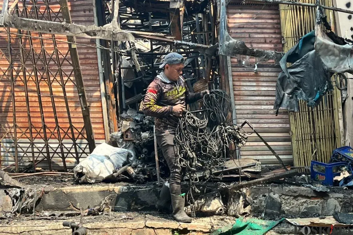 Sejumlah pedagang kios yang berusaha menyisihkan barang dagangannya di Pasar Taman Puring, Jakarta Selatan, Selasa, 29 Juli 2025. (Sumber: Poskota/Muhammad Tegar Jihad Al Faruq)