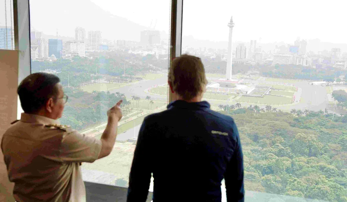 Gubernur Jakarta, Pramono Anung, bersama pelukis asal Jerman, Christopher Lehmpfuhl, melihat Monas dari lantai 23 Balai Kota Jakar pada Selasa, 29 Juli 2025. (Sumber: Kominfotik Pemprov DKI Jakarta)