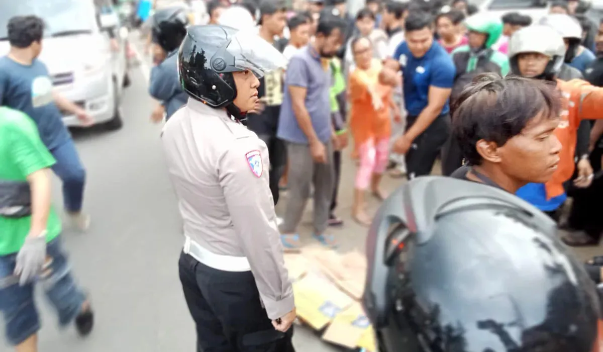 Petugas kepolisian mengamankan lokasi kecelakaan yang menewaskan seorang pengendara sepeda motor di Jalan Raya Parung-Ciputat, Kota Depok. (Sumber: Dok Polres Metro Depok)