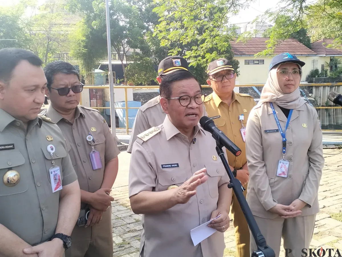 Gubernur Jakarta Pramono Anung saat menyampaikan pernyataan kepada awak media di Waduk Pluit, Jakarta Utara, Selasa, 29 Juli 2025. (Sumber: Poskota/M. Tegar Jihad)