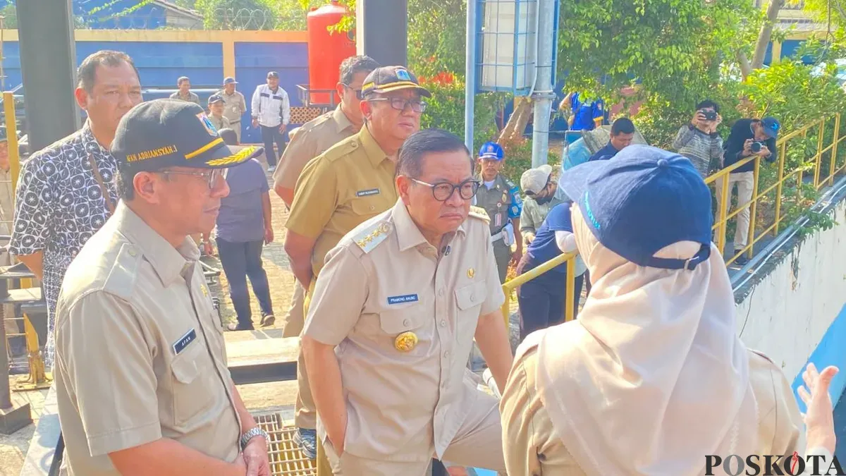 Gubernur Jakarta Pramono Anung saat meninjau Waduk Pluit, Jakarta Utara, Selasa, 29 Juli 2025. (Sumber: Poskota/M. Tegar Jihad)