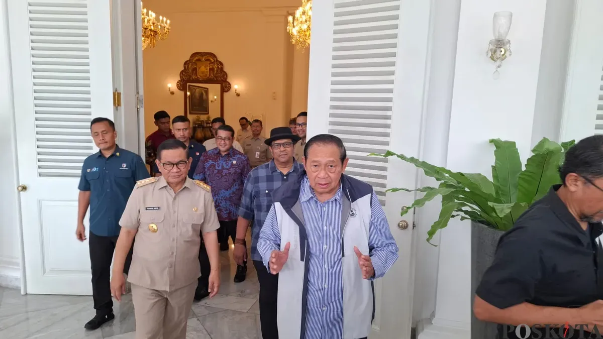 Presiden RI ke-6 Susilo Bambang Yudhoyono (SBY) usai menemui Gubernur Jakarta Pramono Anung di Balai Kota DKI Jakarta, Selasa, 29 Juli 2025. (Sumber: Poskota/M. Tegar Jihad)