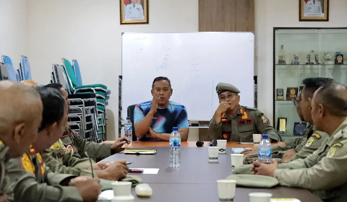 Wali Kota Bekasi, Tri Adhianto, saat melakukan sidak ke kantor Satpol PP Kota Bekasi pada Selasa, 29 Juli 2025. (Sumber: Humas Pemkot Bekasi)