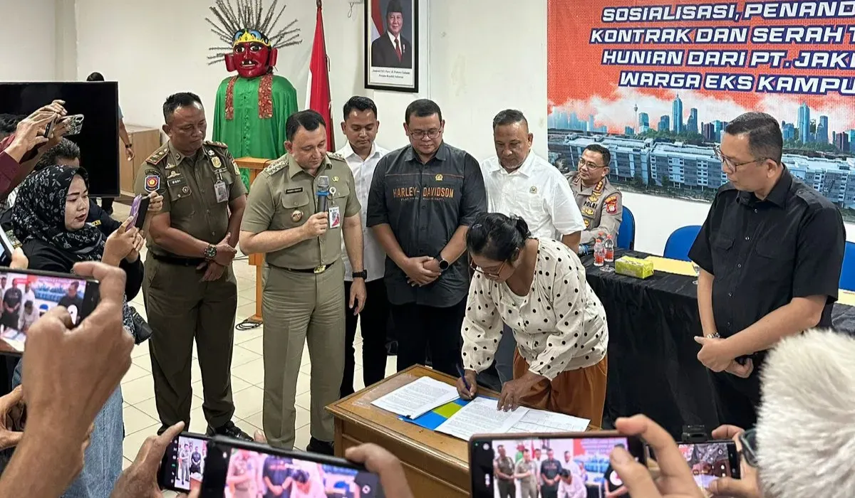 Wali Kota Jakarta Utara, Hendra Hidayat saat menyaksikan penandatanganan kontrak warga eks Kampung Bayam yang akan menghuni HPPO JIS di Kantor Wali Kota Kota Jakarta Utara, Selasa, 29 Juli 2025. (Sumber: Kominfotik Pemprov DKI Jakarta)