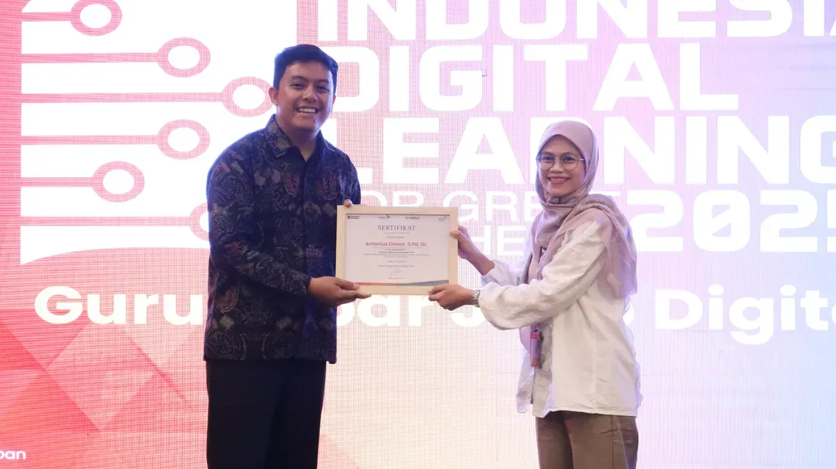 Peserta Pelatihan Indonesia Digital Learning (Kiri) dan Presales Coordinator Pijar Sekolah Khervin Ratu (Kanan) saat acara Indonesia Digital Learning (IDL) 2025 kemarin.